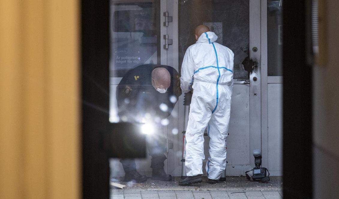 Polis och kriminaltekniker på plats efter en explosion vid entrén till polishuset i Staffanstorp. Foto: Johan Nilsson/TT