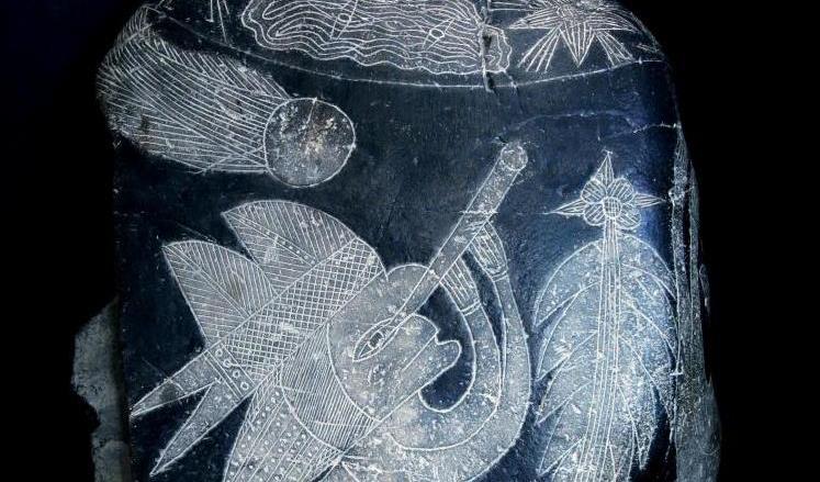 



I stenen finns en figur inristad som tros vara så gammal som 65 miljoner år. Figuren håller i ett teleskop, en uppfinning som tros komma från Galileo 1609. Foto: Eugenia Cabrera/Museo Cabrera                                                                                                                                                                                                