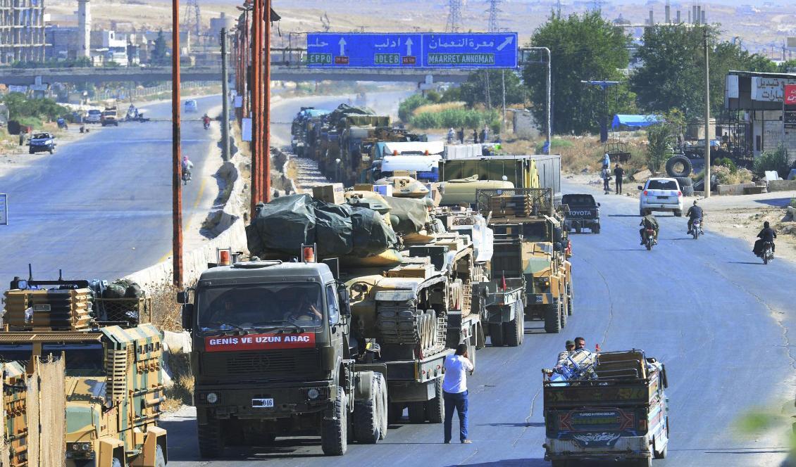En turkisk militärkonvoj som fastnat norr om staden Khan Sheikhun i nordvästra Syrien sedan staden intagits av regimen. Foto: Murat Kibritoglu/DHA/AP/TT