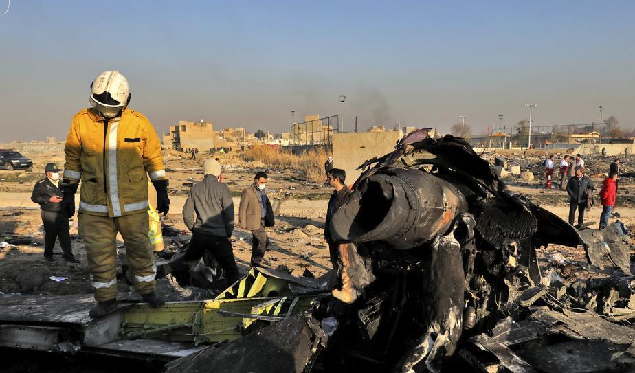 Räddningsarbetare på platsen där det ukrainska flygplanet störtade sedan det skjutits ned utanför Teheran den 8 januari. Foto: Ebrahim Noroozi/AP/TT