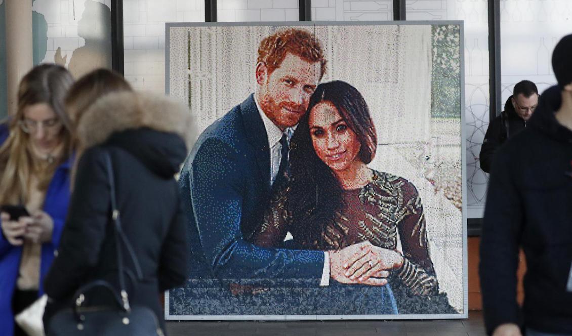 Att prins Harry och Meghan formellt inte längre tillhör kungafamiljen är en logisk följd av prinsparets krav på självständighet, enligt hovexperten Roger Lundgren. Här syns en bild av paret på en gata i Windsor. Foto: Frank Augstein/AP/TT-arkivbild