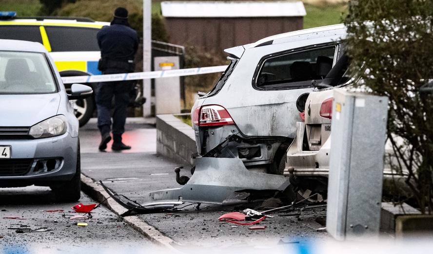 Skador på flera fordon efter en explosion i ett bostadsområde utanför Helsingborg. Foto: Johan Nilsson/TT