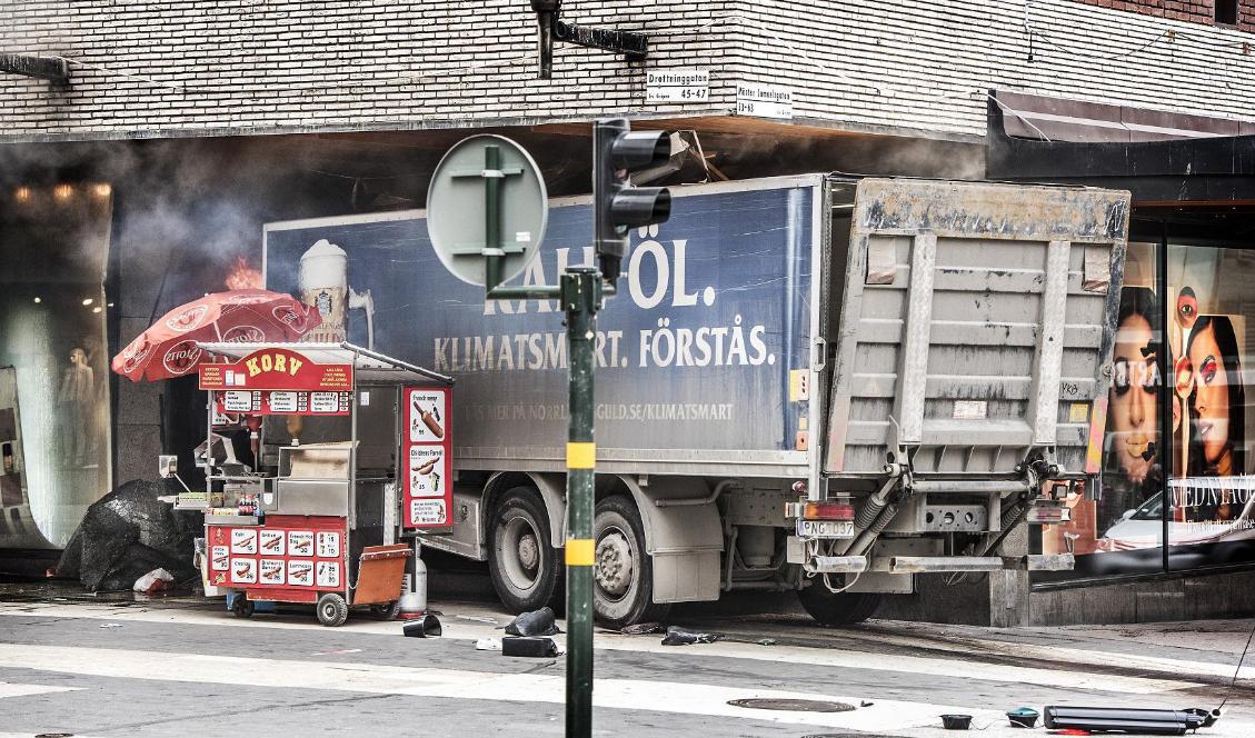 En fjärde man med koppling till terroristen Rakhmat Akilov är frihetsberövad i Syrien. Arkivbild från dådet på Drottninggatan 2017. Foto: Tomas Oneborg/SvD/TT
