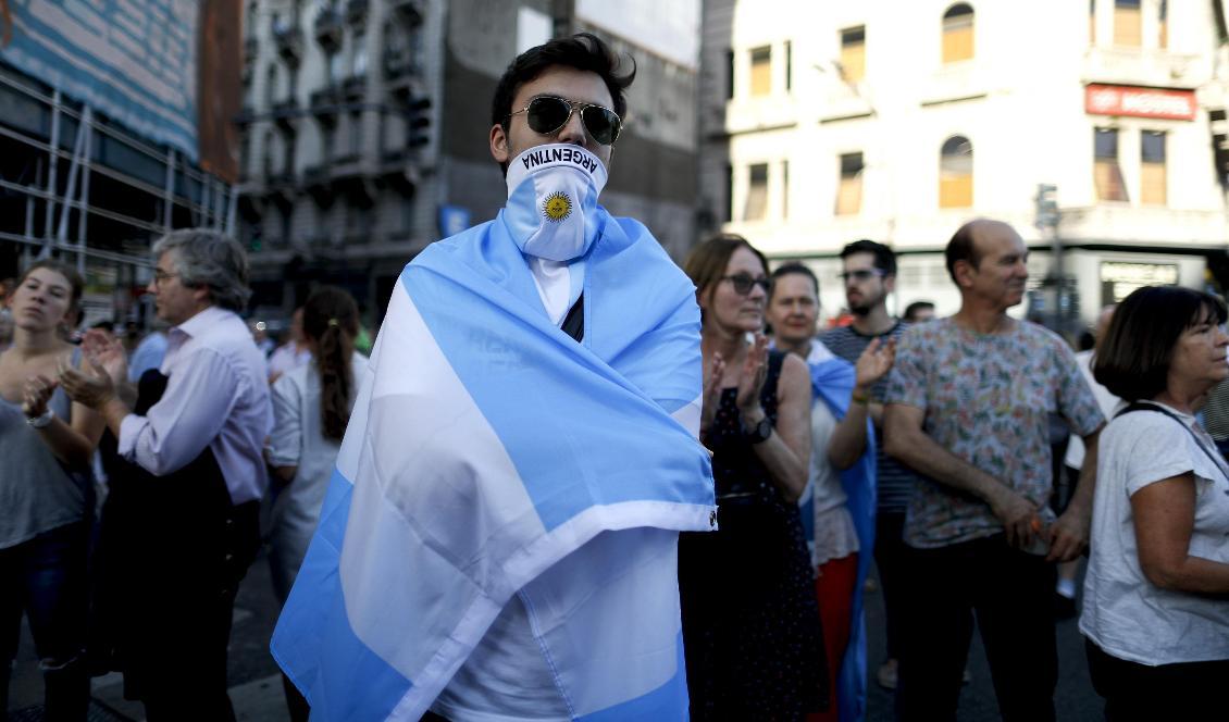 Upprördheten är stor i Argentina över det ekonomiska läget. Bild från demonstration i Buenos Aires mot den nye presidenten i förra veckan. Foto: Natacha Pisarenko/AP/TT