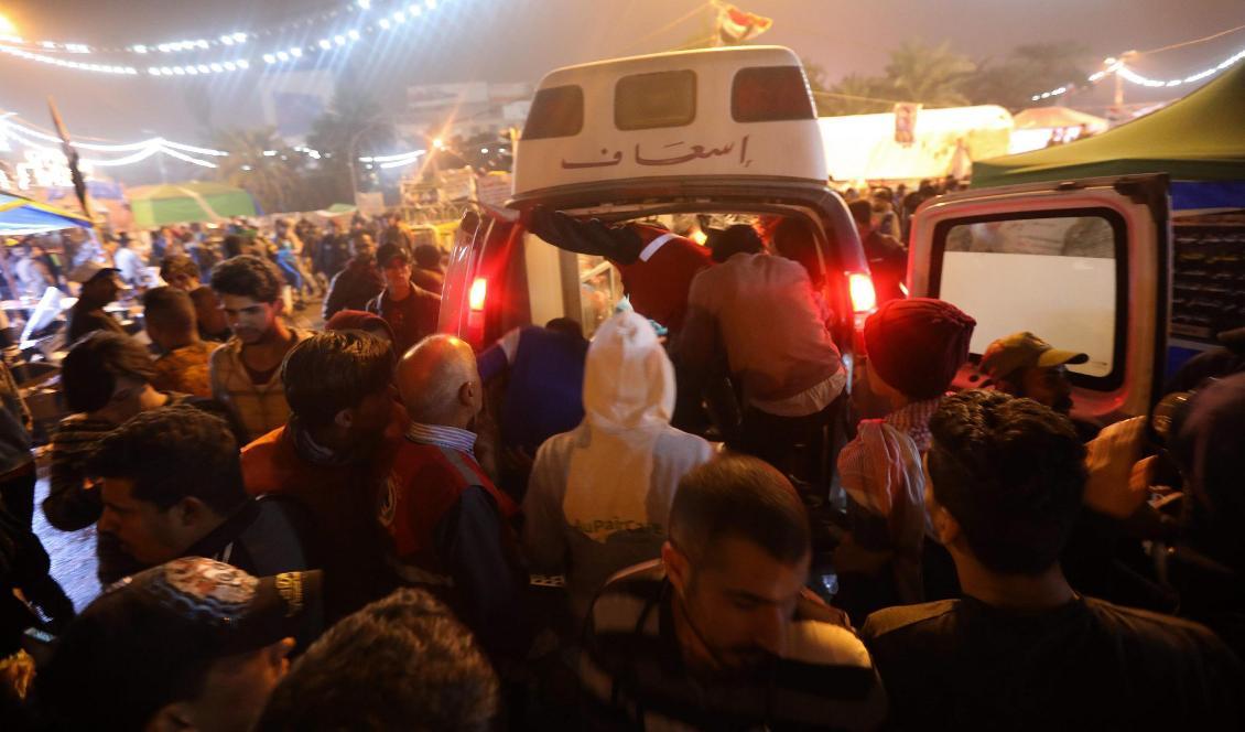 Ambulans anländer till Tahrirtorget sedan beväpnade personer attackerade ett läger för regeringskritiska demonstranter. Foto: Mahmood Alsawaf/AFP/TT