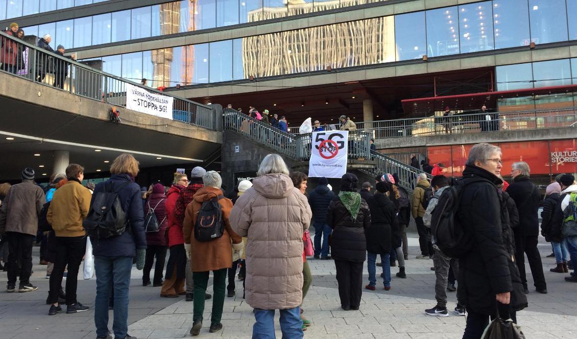 


En demonstration mot 5G-utbyggnaden ägde rum i Stockholm på lördagen. Liknande protester har skett i 150 städer runt om i världen under dagen. Foto: Tony Lingefors/Epoch Times                                                                                                                                                