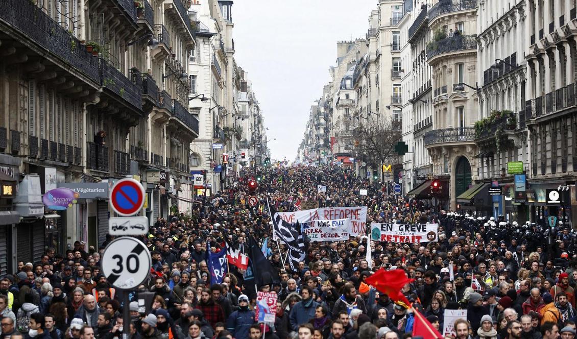 Strejkande arbetare demonstrerar i Paris. Foto: Thibault Camus/AP/TT