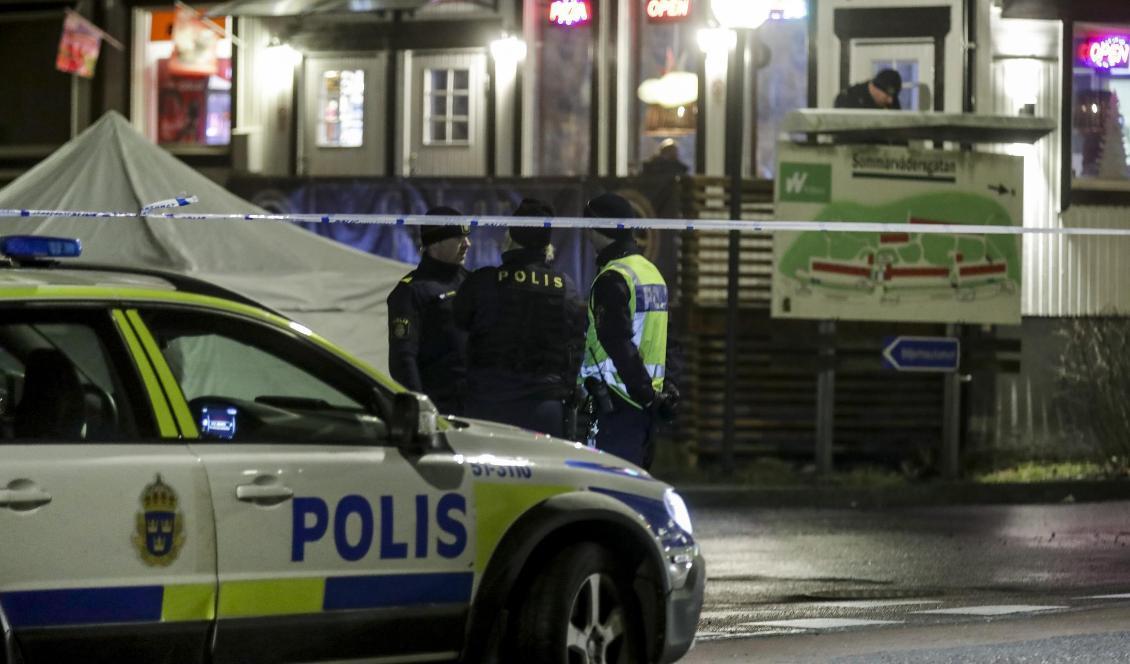 
En man sköts ihjäl i Biskopsgården i Göteborg, en annan man är allvarligt skadad. Foto: Adam Ihse/TT                                                