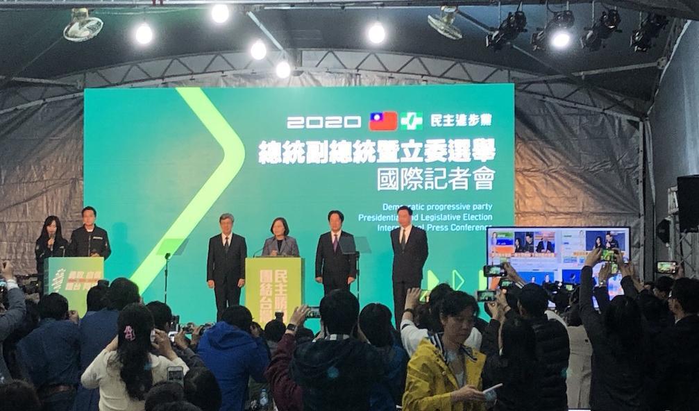 
Suddig bild från presskonferensen. Den enighet som de olika fraktionerna inom DPP har visat upp under valkampanjen utgör en slående kontrast mot de tuffa inbördes stridigheterna i KMT. Foto: Jojje Olsson/InBeijing                                            