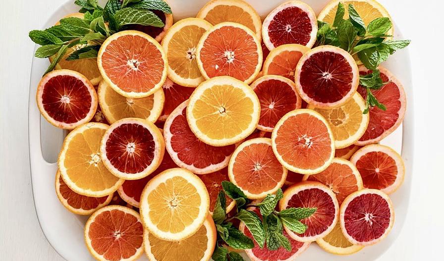 Visst kan man frestas att putsa bort det vita från skalet på grapefruktklyftorna för att höja smaken, men faktum är att både den tunna hinnan runt klyftorna och den vita delen av skalet innehåller många nyttiga ämnen. Foto: Rayia Soderberg