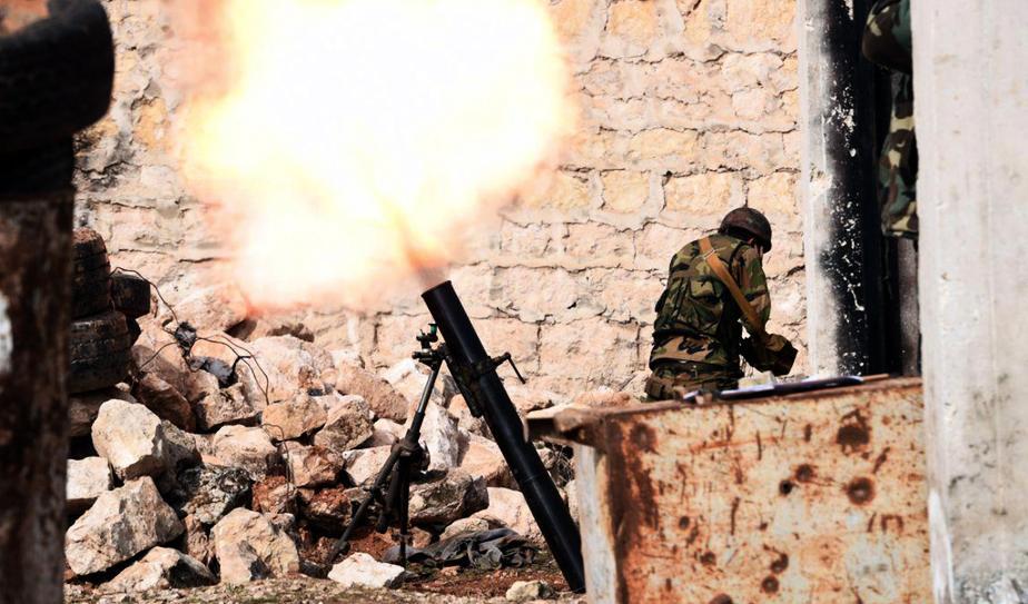 En bild från den statliga syriska nyhetsbyrån Sana den 27 januari visar en regeringssoldat som avfyrar en granat i västra Aleppo. Foto: Sana via AP/TT