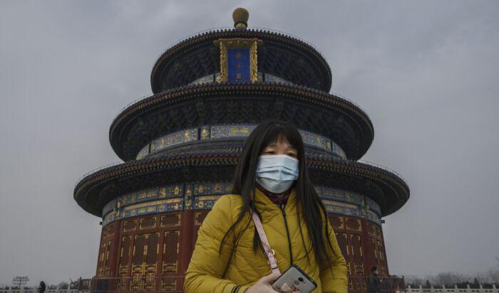En kinesisk kvinna har på sig en skyddsmask när hon besöker Himmelens tempel i Pekin, Kina den 7 jan, 2020. Foto: Kevin Frayer, Getty Images