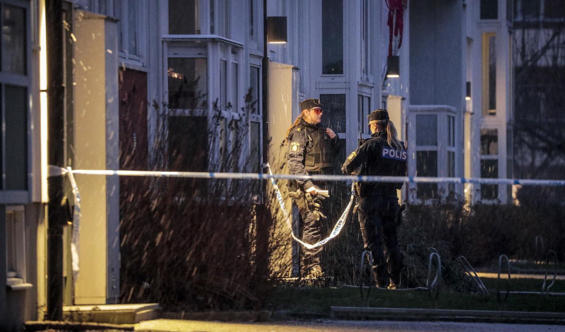 Polisen har spärrat av runt ett misstäkt explosivt föremål som har hittats i Örebro. Foto: Pavel Koubek/TT