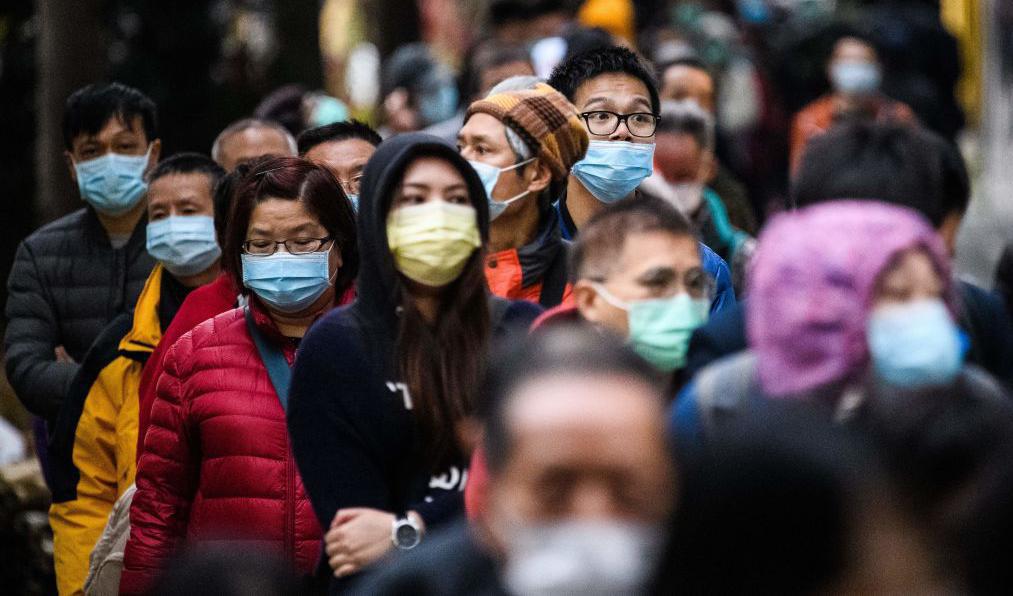 Människor bär ansiktsmask för att skydda sig mot coronaviruset i Hongkong, den 5 feb, 2020. Foto: Anthony Wallace/AFP via Getty Images