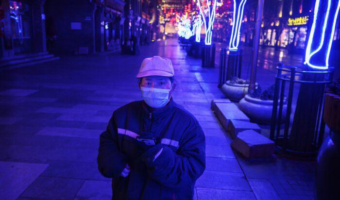 


En kinesisk arbetare står på en nästan tom affärsgata i Peking, Kina, den 12 februari, 2020. Foto: Kevin Frayer, Getty Images                                                                                                                                                