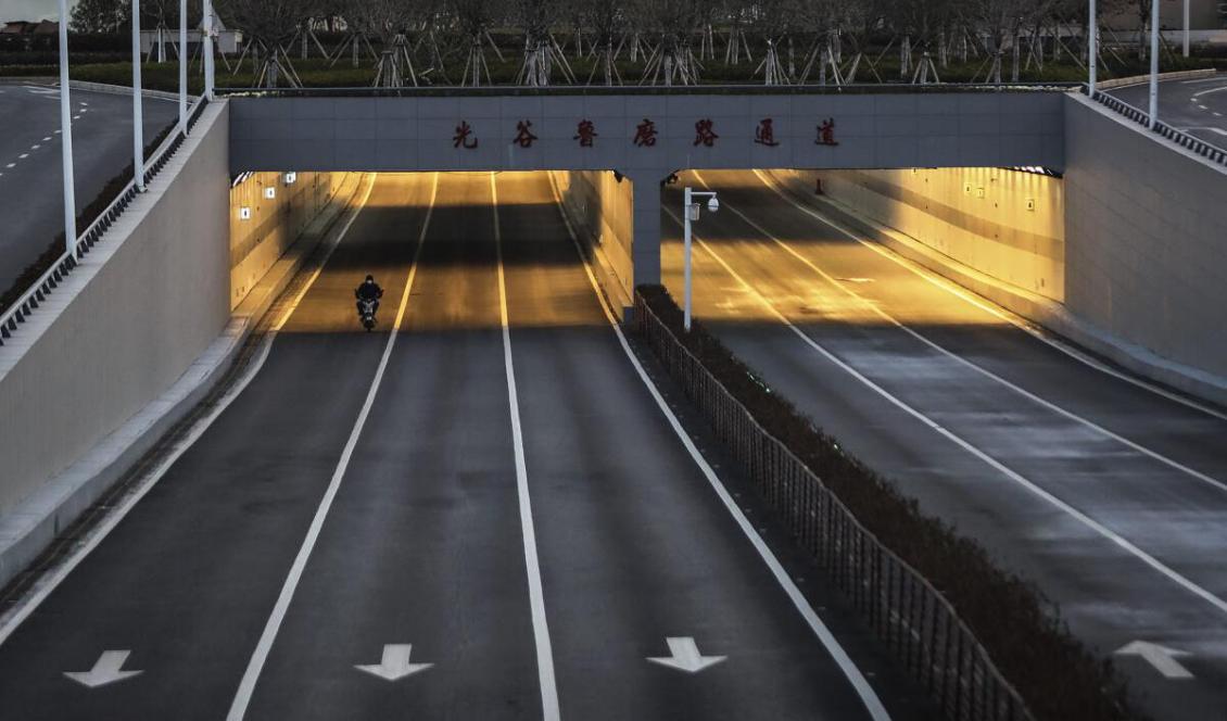 En ensam man åker moped på en tom gata vid Optical Valley i Wuhan, Kina, den 16 februari, 2020. Foto: Getty Images