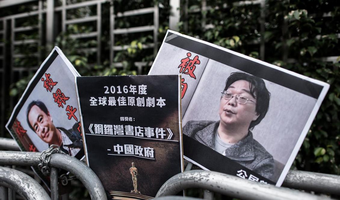 I sin frånvaro kommer fängslade bokförläggaren Gui Minhai tilldelas Tucholskypriset den 15 november. Plakaten från Hongkong visar Lee Bo (vä) och Gui Minhai (hö) den 19 januari 2016. Foto: Philippe Lopez/AFP/Getty Images