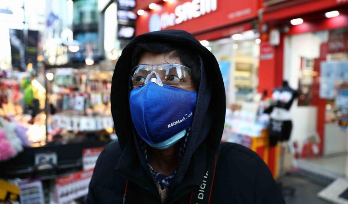 

En man bär skyddsmask för att undvika smitta av coronaviruset (COVID-19) när han går på en gata i shoppingdistriktet Myungdong i Seoul, Sydkorea, den 23 februari, 2020. Foto: Chung Sung-Jun, Getty Images                                                                                                