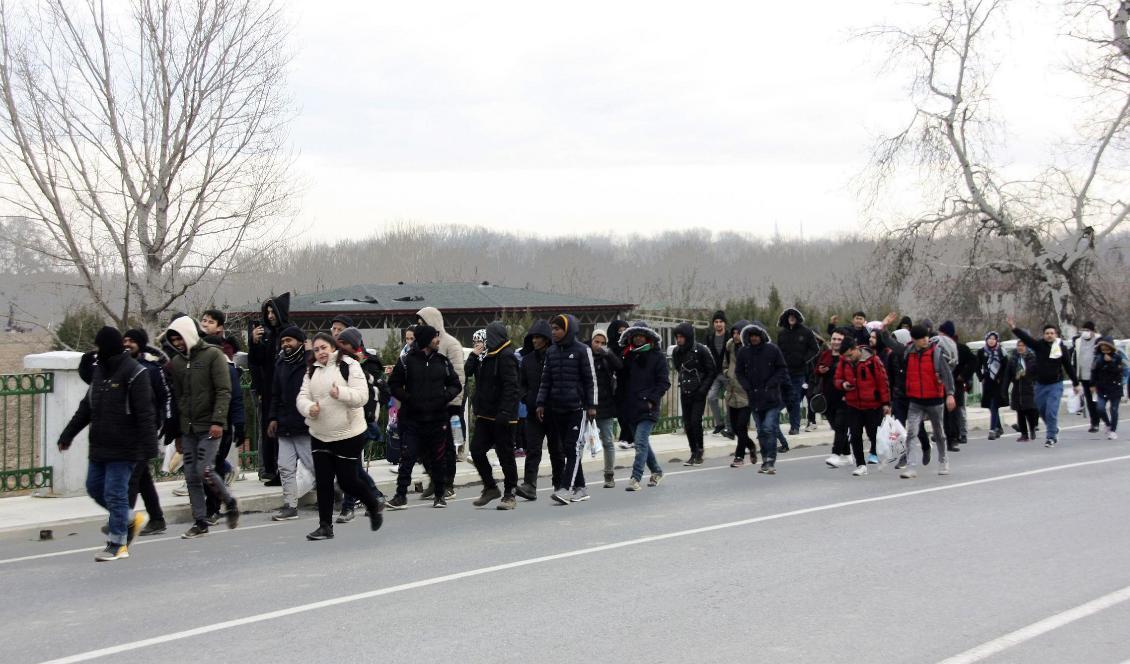 Migranter vandrar mot den grekiska gränsen i hopp om att beskedet om öppna gränser ska visa sig stämma. Foto: Ergin Yildiz/AP/TT