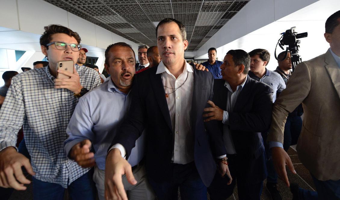 Oppositionsledaren Juan Guaidó återvände till flygplatsen i La Guaira i Venezuela efter en tre veckor lång resa till Europa och Nordamerika. Foto: Matias Delacroix/AP/TT