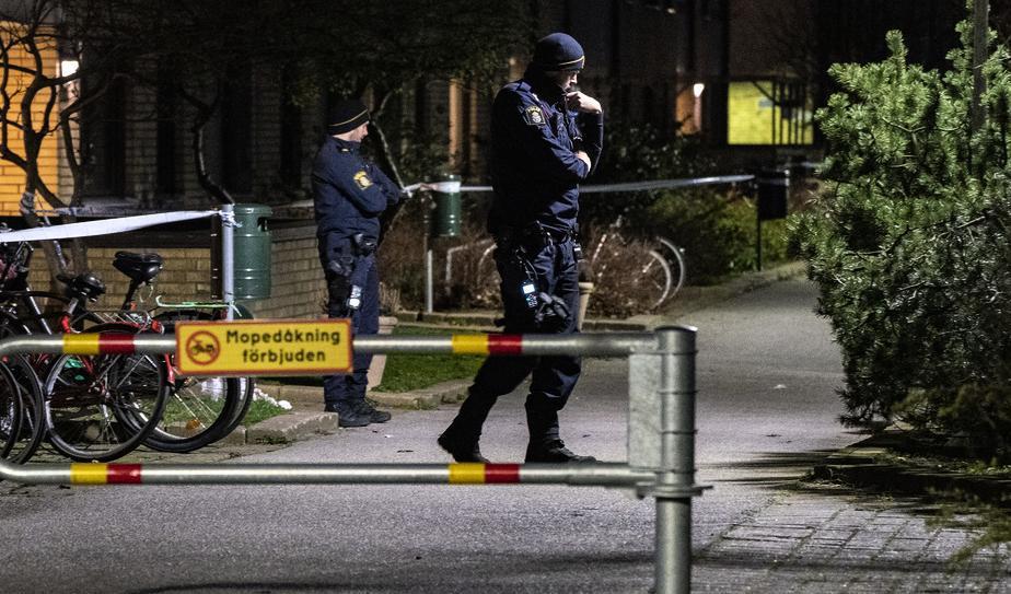 


Polis och avspärrningar i Bellevuegården i Malmö på lördagskvällen. Foto: Johan Nilsson/TT                                                                                                                                                