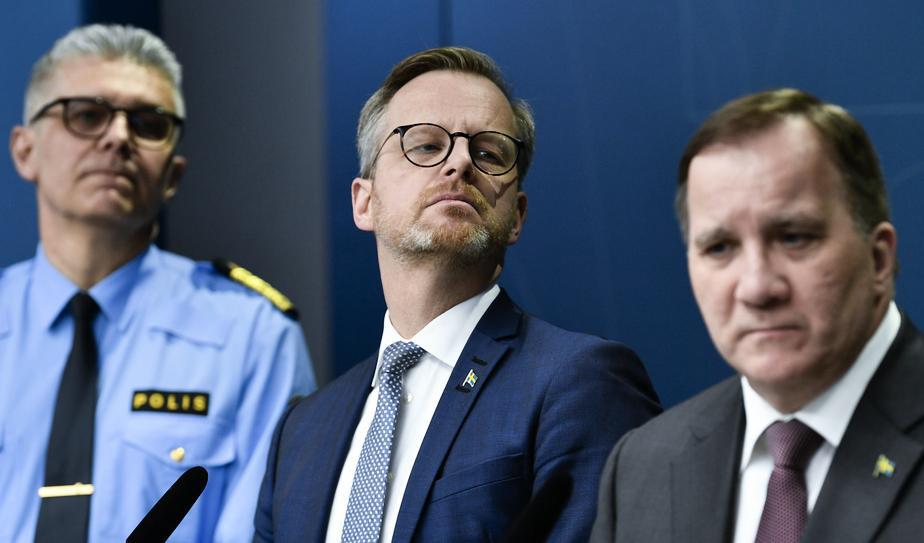 Rikspolischef Anders Thornberg, Inrikesminister Mikael Damberg, och statsminister Stefan Löfven under pressträffen där de berättade om den nya förordningen. Foto: Andes Wiklund/TT