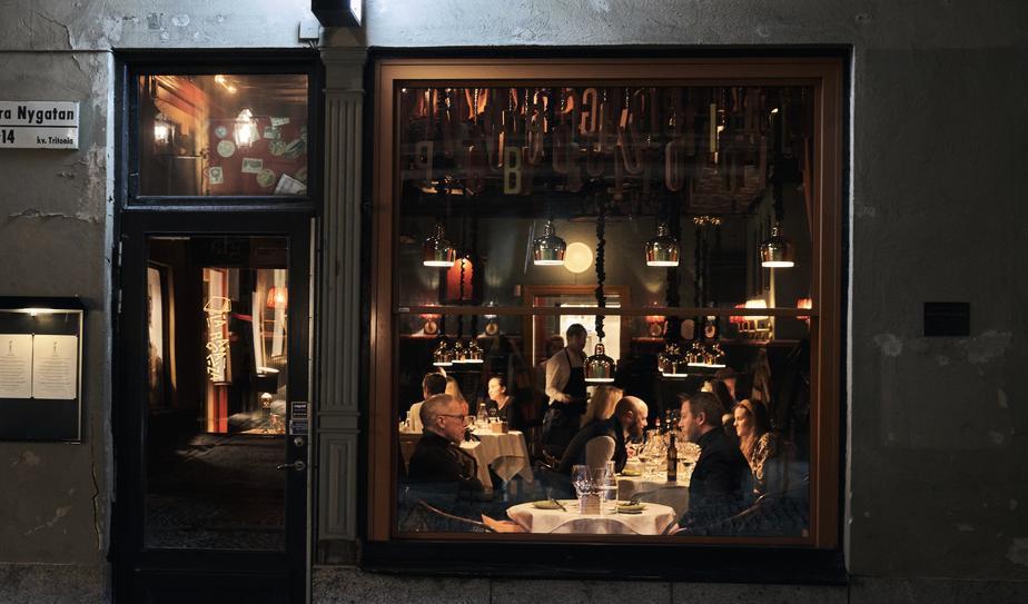 
Gatorna i Stockholm är ödsliga men inte tomma, och vissa går fortfarande ut och äter på restaurang, konstaterar The New York Times i ett reportage på lördagen. Foto: David Keyton/AP/TT
-arkivbild                                                