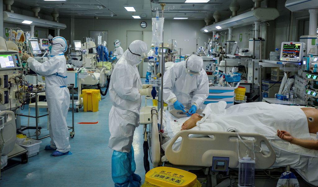Medicinsk personal behandlar covid-19-patienter på ett sjukhus i Wuhan, Kina, den 24 februari, 2020. Foto: STR/AFP via Getty Images