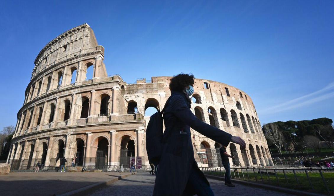 En turist som bär ansiktsmask för att skydda sig mot det nya coronaviruset, promenerar förbi det nu stängda Colosseum i Rom den 10 mars, 2020. Foto: Alberto Pizzoli, AFP via Getty Images