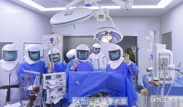 En 69-årig patient, tidigare smittad av KKP-viruset, genomgick en lungtransplantation på Wuxi People´s sjukhus den 29 februari, 2020. (skärmdump från en rapport av southcn.com)