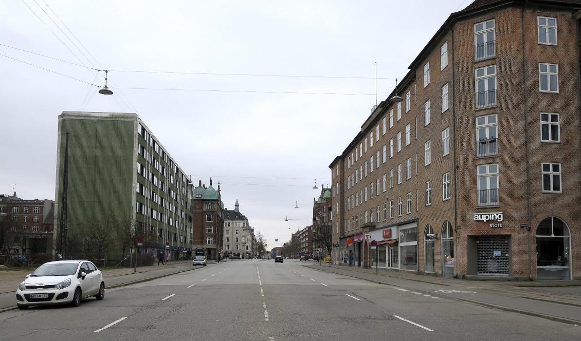 Østerbrogade i Köpenhamn. Danmarks regering har förlängt de restriktioner som införts på grund av coronaviruset och förbereder sig nu för att kunna skärpa dem ytterligare. Foto: Jan M Olsen/Scanpix/TT-arkivbild