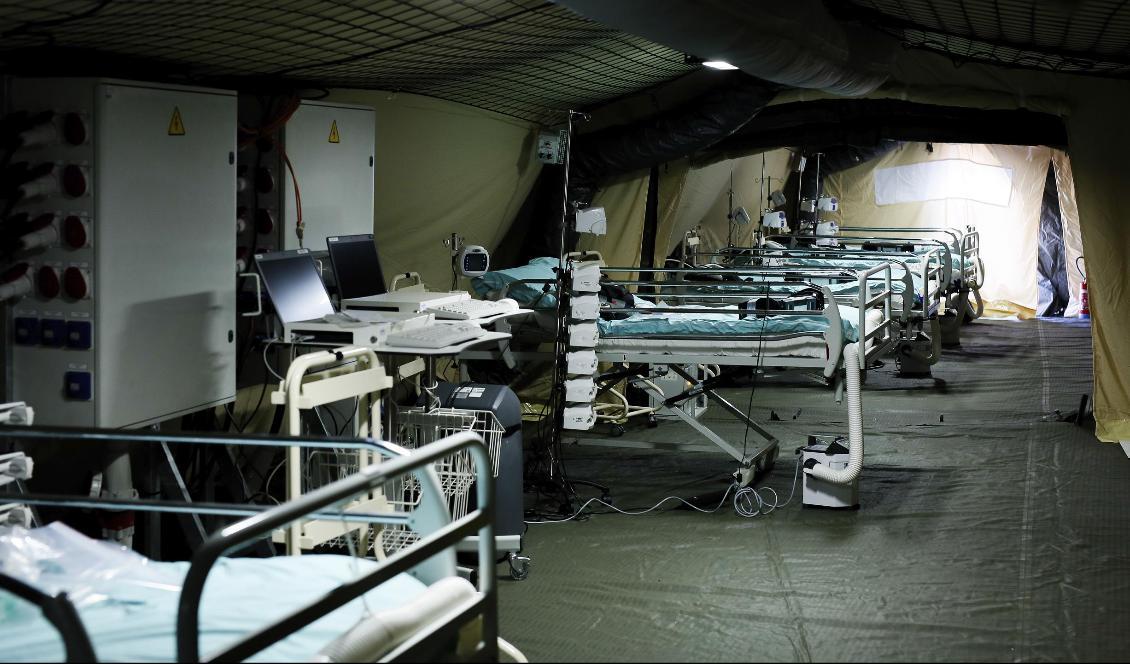 Ett militärt fältsjukhus står redo i Mulhouse i östra Frankrike, om fler vårdplatser krävs i viruspandemin. Foto: Mathieu Cugnot/AP/TT