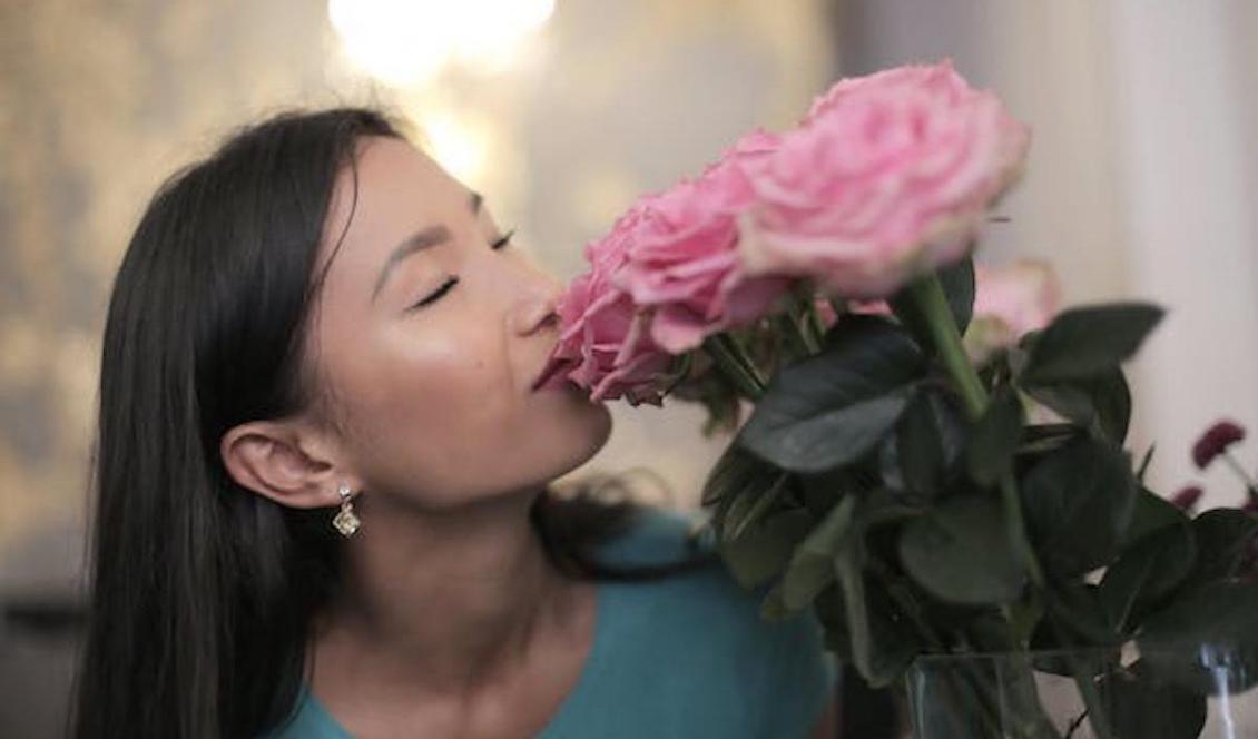 De flesta av oss har säkert upplevt den enastående kraften i dofter och hur den kan påverka minnet. Foto: Andrea Piacquadio