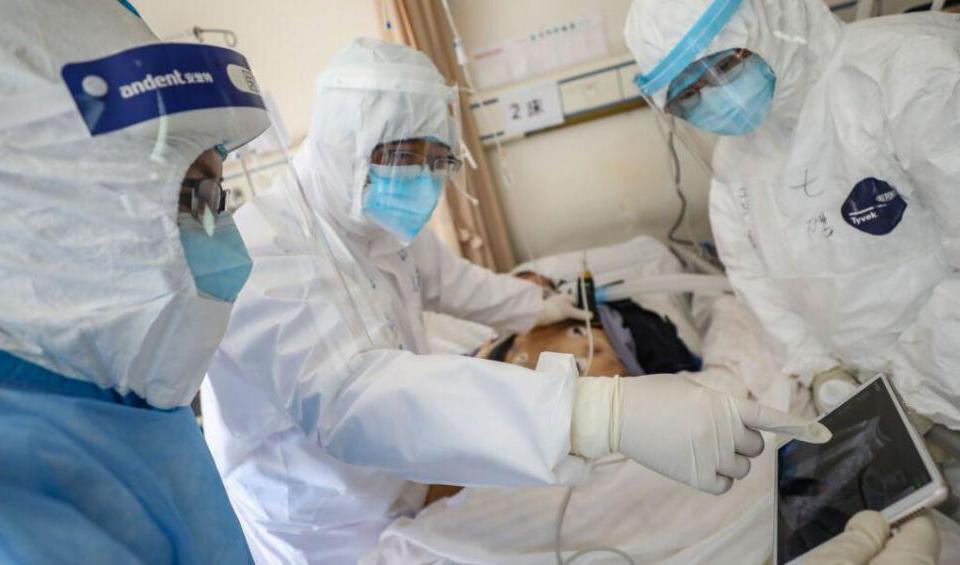 En medicin som vid tester i bland annat Kina visat sig verksam mot covid-19 tillverkas i Sverige men produktionen ska läggas ner, enligt tidigare beslut. Foto: STR/AFP via Getty Images