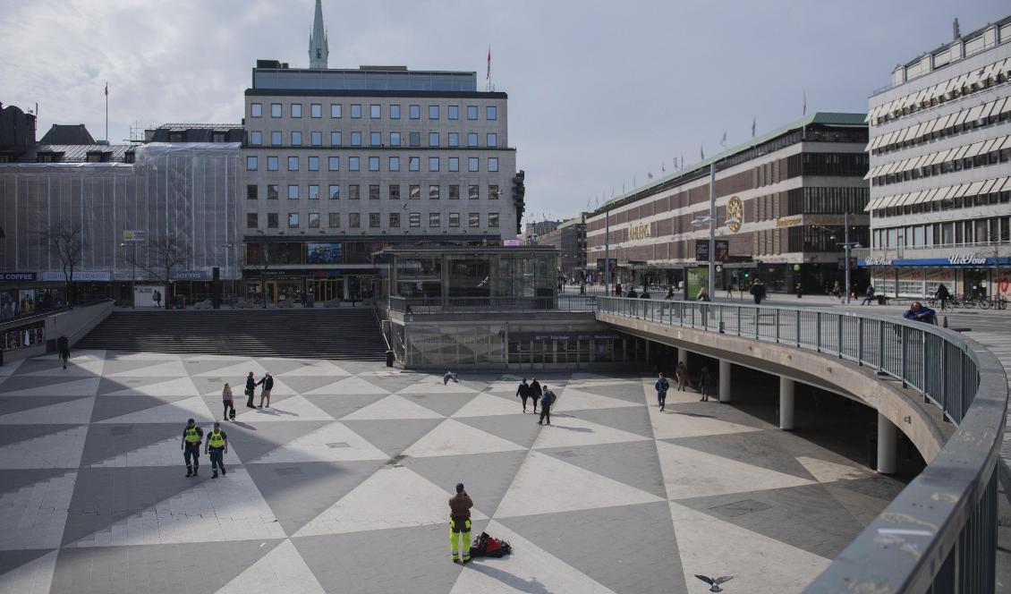 Stockholm skulle kunna isoleras från övriga Sverige om coronautbrottet fortsätter i ökande takt. Foto: Ali Lorestani/TT