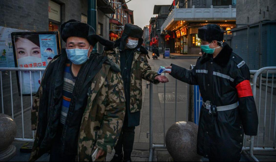 













En kinesisk vakt kontrollerar temperaturen på två personer på väg in till ett affärsområde i Peking, den 11 mars, 2020. Foto: Kevin Frayer, Getty Images                                                                                                                                                                                                                                                                                                                                                                                                                                                                                                                                                                                                                                                                                                