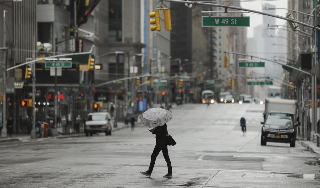 Ett närmast öde Sixth Avenue på Manhattan i New York under fredagen. Foto: Frank Franklin II/AP/TT
