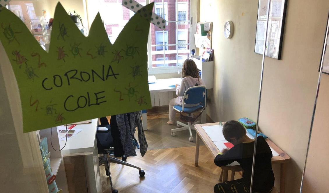 Två barn i Madrid gör sitt skolarbete hemma i bostaden i den 11 mars sedan skolorna stängts. Några dagar senare infördes utegångsförbud för alla barn i hela Spanien. Men snart kan spanska barn tillåtas gå ut för att leka igen. Foto: Xabier Parra/AP/TT-arkivbild