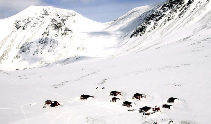 Tarfala fjällstation i Kebnekaise-massivet, en av de fjällstationer som nu stänger för säsongen. Foto: Staffan Lövstedt/TT
-arkivbild