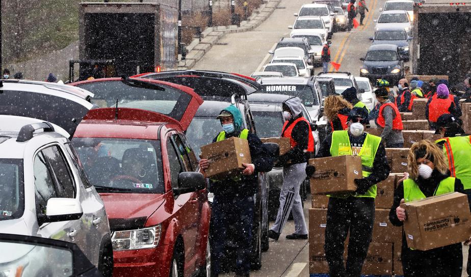 Matlådor delas ut vid en matbank i Pittsburgh i Pennsylvania i veckan. Foto: Gene J. Puskar/AP/TT