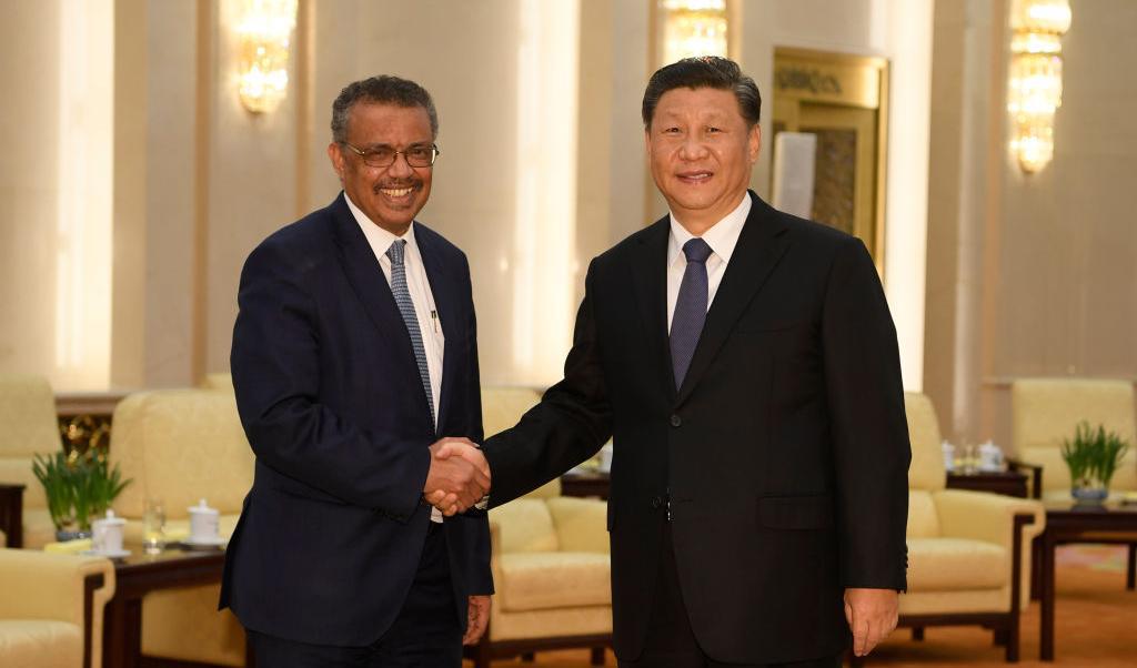 Tedros Adhanom, chef för WHO, (vä) skakar hand med det kinesiska kommunistpartiets ledare Xi Jinping, innan ett möte i Peking, Kina, den 28 januari 2020. Foto: Naohiko Hatta, Getty Images