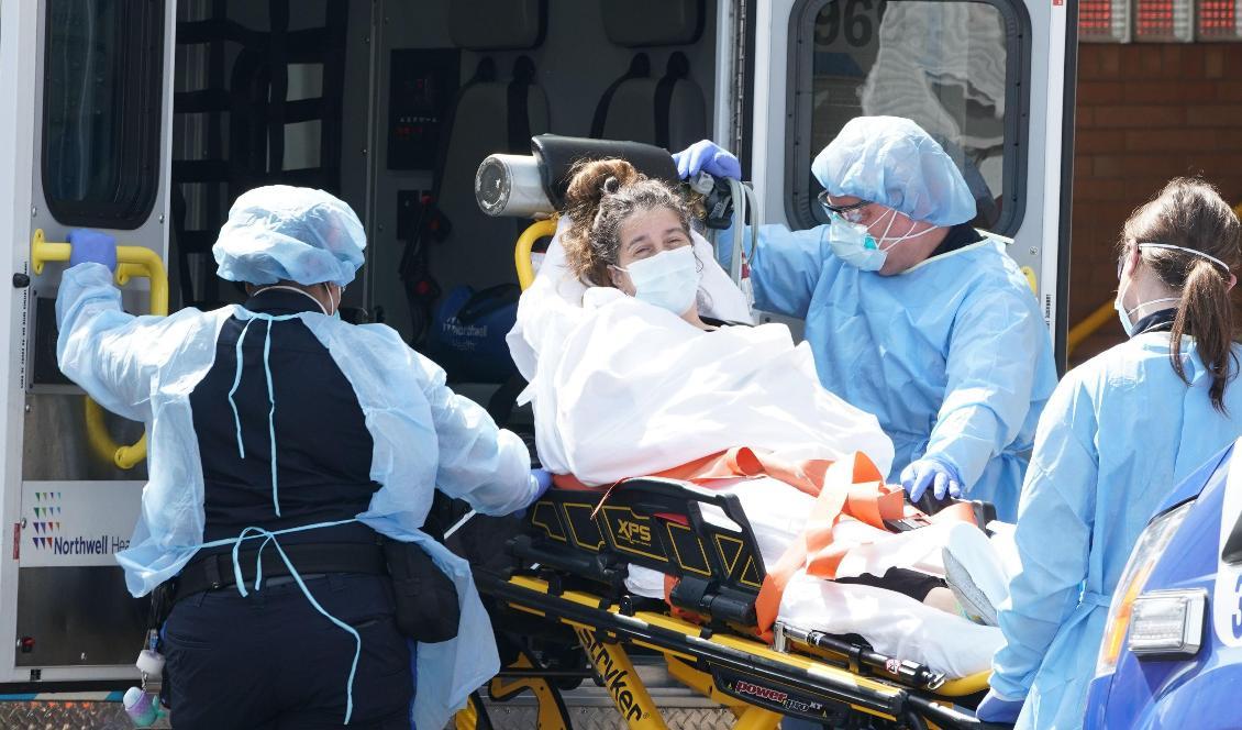 




En kvinna anländer med ambulans till Wyckoffsjukhuset i Brooklyn i New York, USA, den 5 april, 2020. Foto: Bryan R. Smith, AFP via Getty Images.                                                                                                                                                                                                                                                