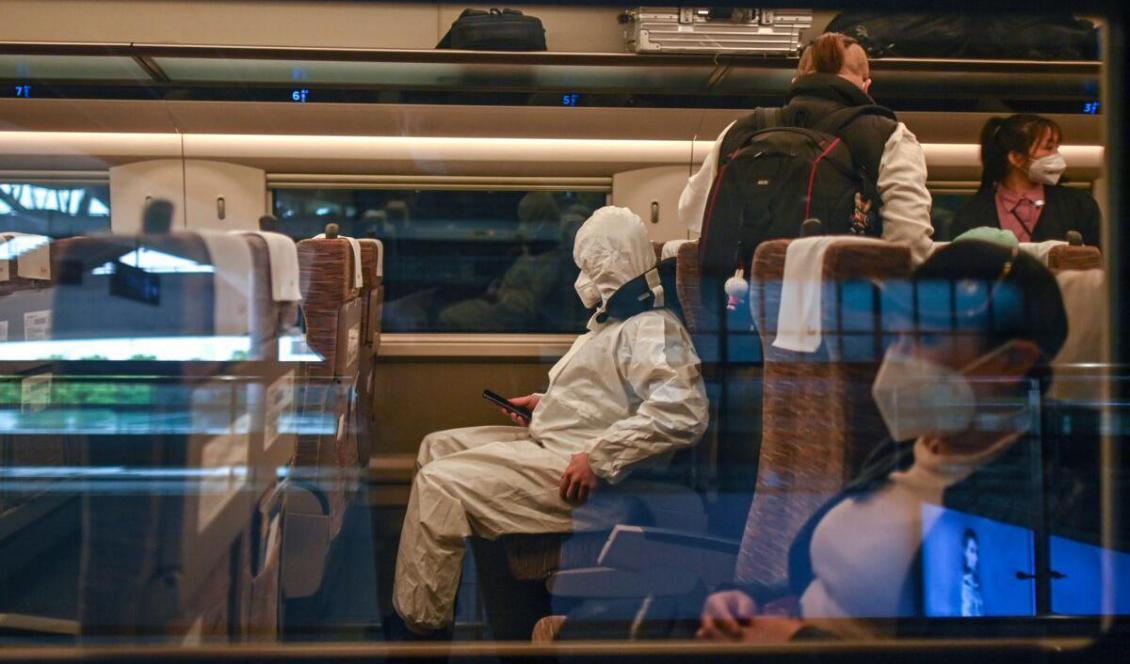 Personer har gått på ett tåg som går till Shanghai från en tågstation i Wuhan, Kina, den 21 april 2020. Foto: Hector Retamal, AFP via Getty Images