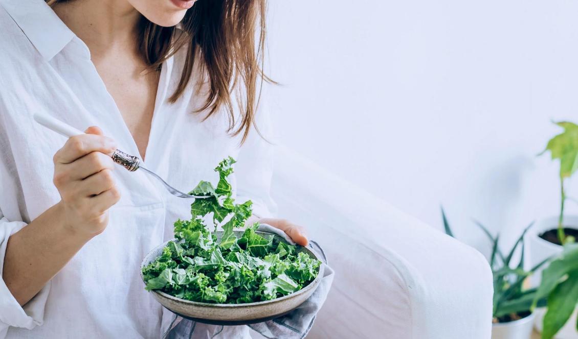 Grönkål innehåller mycket vitamin C och är, likt andra kålväxter, bland de äldsta brukade grönsakerna i Sverige. Foto: Nutriciously, Unsplash