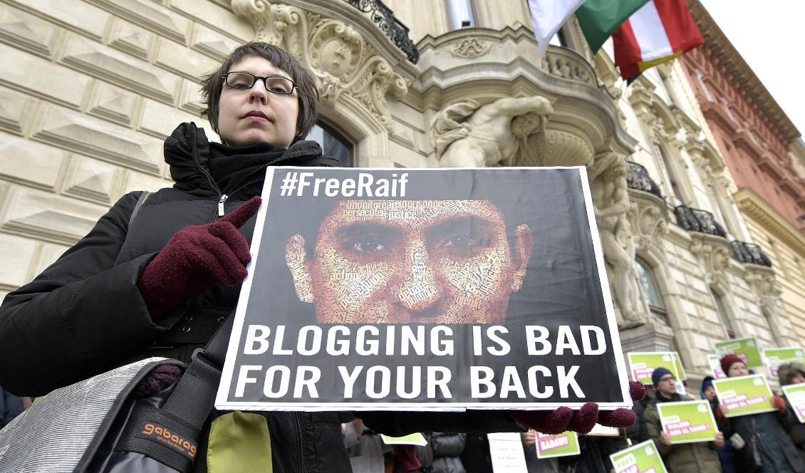 
Demonstranter i Österrike protesterar mot domen mot bloggaren Raif Badaw. Foto: Hans Punz/AP/TT-arkivbild                                                