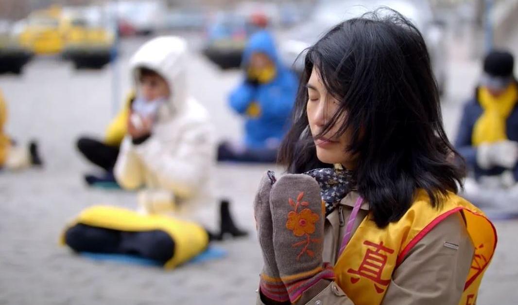 









Falun Gong-utövare mediterar och informerar på Mynttorget, Stockholm den 25 april 2020. Foto: Epoch Times                                                                                                                                                                                                                                                                                                                                                                                                                                                                                                