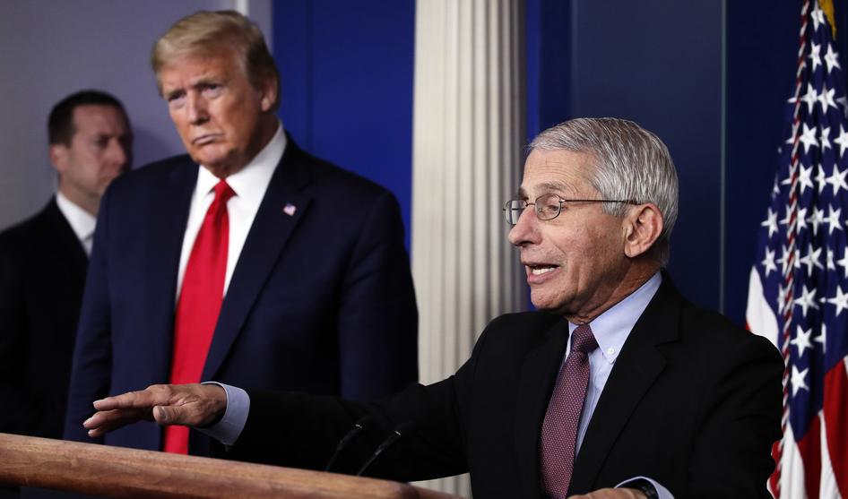 Anthony Fauci, chef för Nationella institutet för allergier och infektionssjukdomar (Niaid) i USA, vid en presskonferens i Vita huset. President Donald Trump lyssnar i bakgrunden. Foto; Alex Brandon/AP/TT-arkivbild