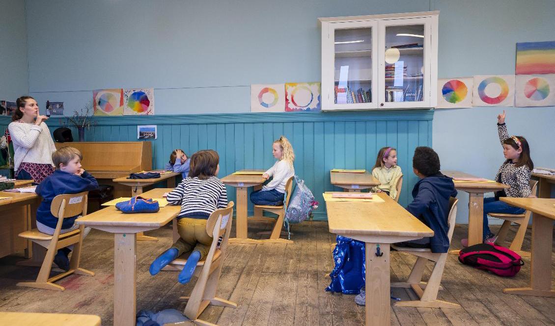 I dag hålls klasserna mindre än normalt och elever måste hålla avstånd mellan varann. Från och med den 2 juni lättas reglerna. Foto: Heiko Junge/NTB scanpix/TT-arkivbild