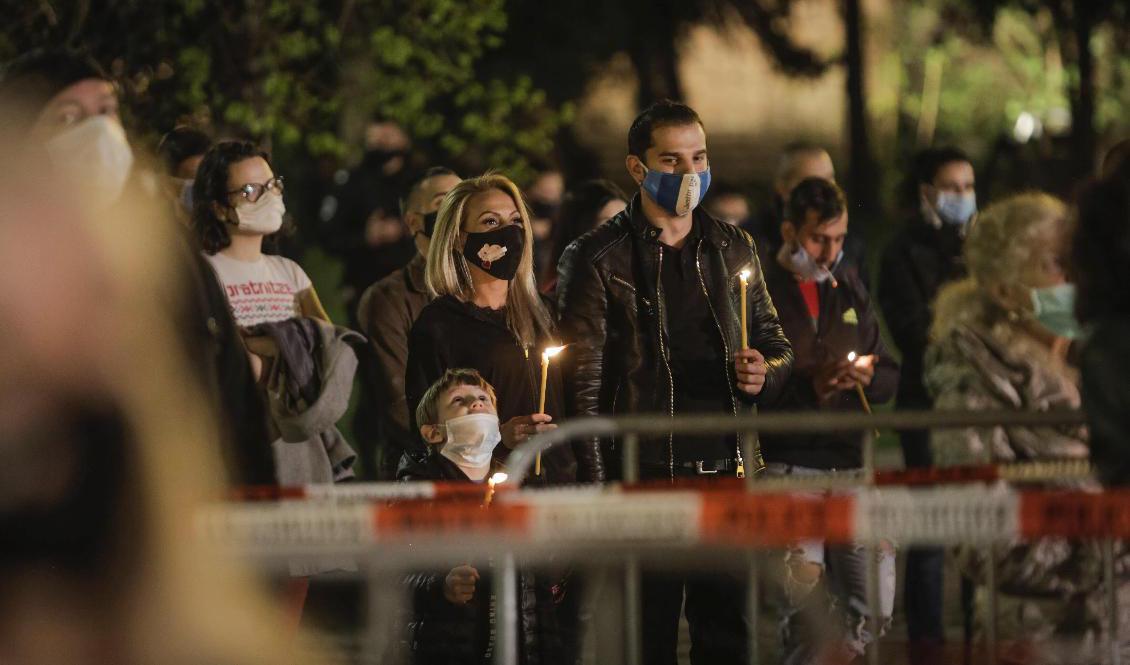 Social distansering under en gudstjänst i Bulgariens huvudstad Sofia i påskas. Foto: Valentina Petrova/AP/TT