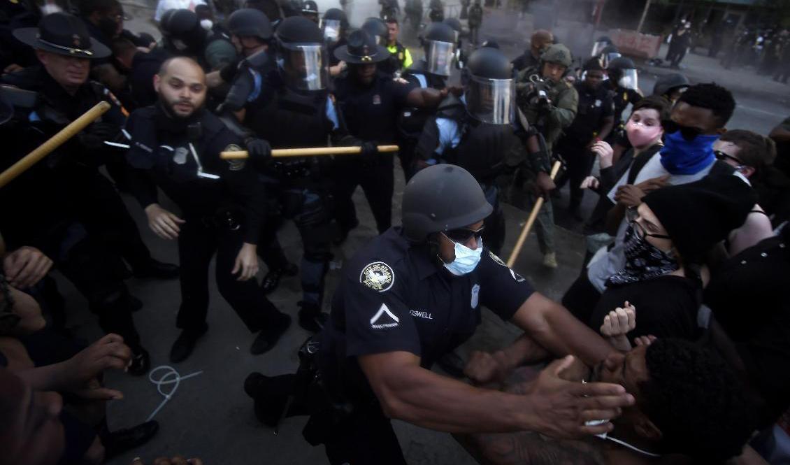 Poliser drabbade samman med protestanter utanför CNN:s huvudkontor i Atlanta på fredagen. Foto: Mike Stewart/AP/TT